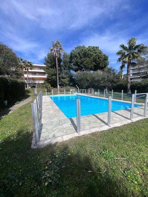 Appartement Avec Terrasse, Vue Jardin Et Piscine Antibes Luaran gambar